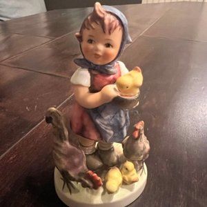 Goebel Hummel Figurine 'Feeding Time' 199/0 Girl with Chickens West Germany